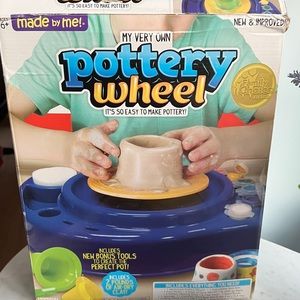 Brand new never used pottery wheel…just needs clay , the clay has dried out.
